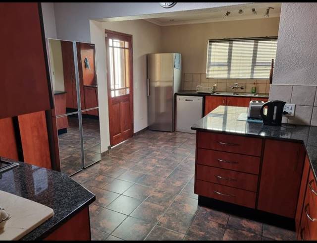 8 BEDROOM HOUSE FOR SALE IN VAN RIEBEECK PARK